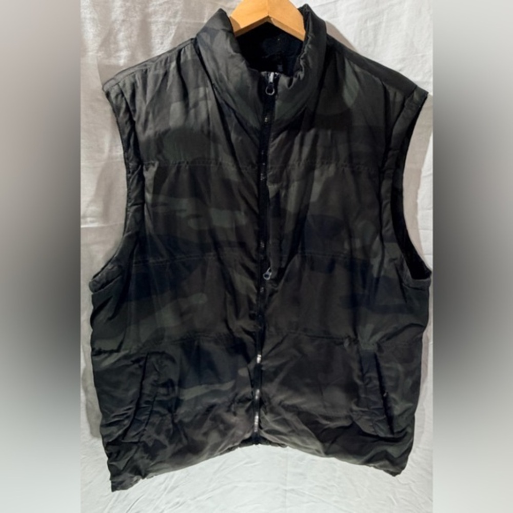 Faded Glory Black Puffer Vest - light Camo Black